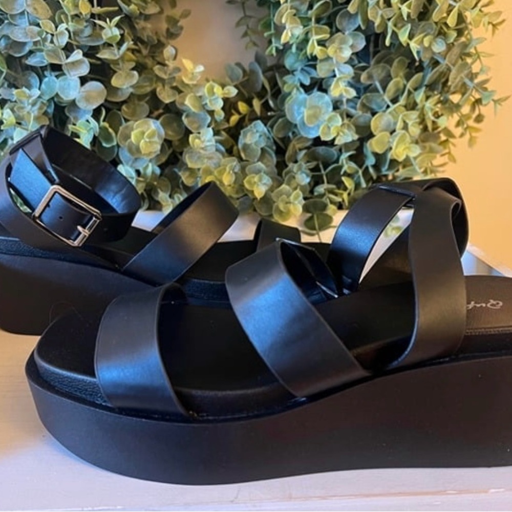 NEW Qupid Black Platform Sandals